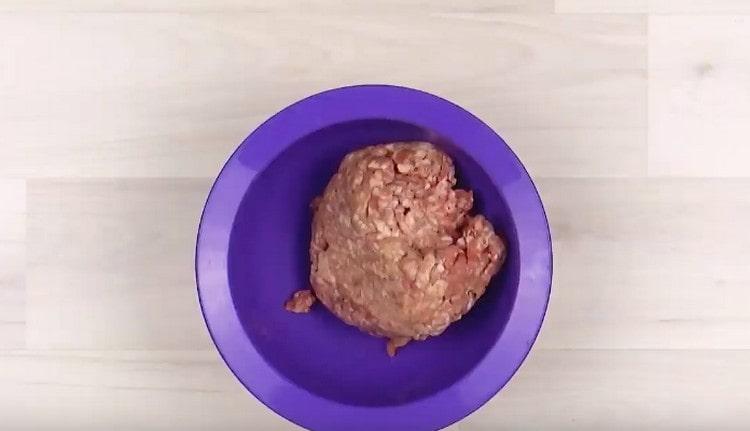 ضعي اللحم المفروم في وعاء.