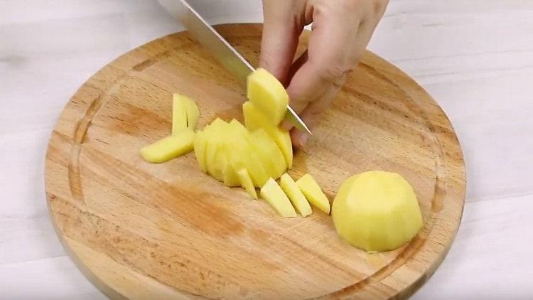 Oloupejte a nakrájejte brambory na kousky.