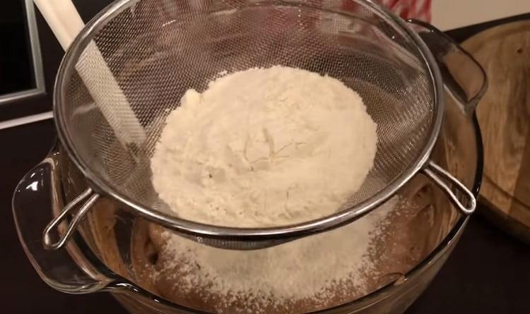 Пресейте брашното и внимателно замесете тестото.