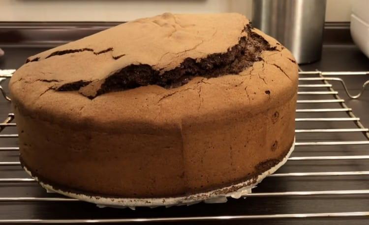 Αφαιρέστε το κέικ από το καλούπι και αφήστε το να κρυώσει εντελώς.