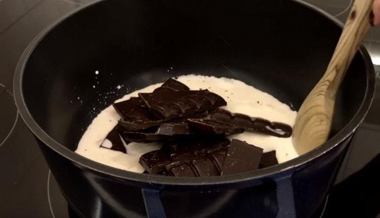 Melegítse fel a tejszínt, és adjon hozzá sötét csokoládét.