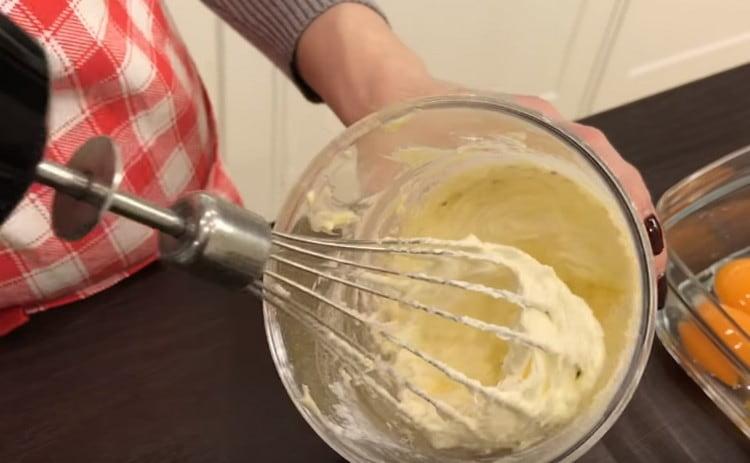 Přidejte máslový cukr do másla a znovu bijte.