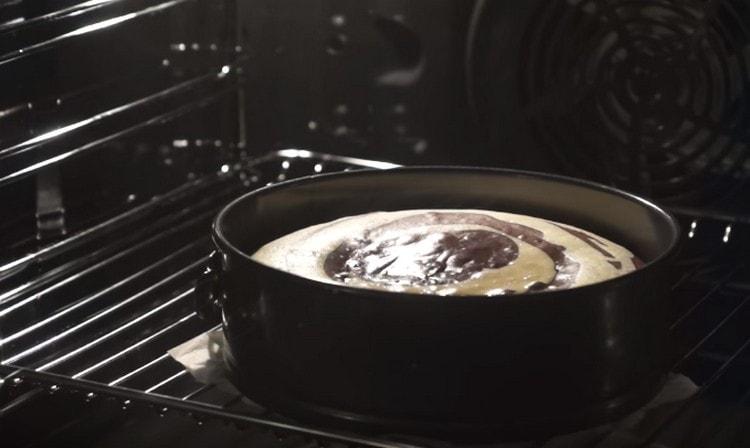 Cuocere la torta fino a cottura.