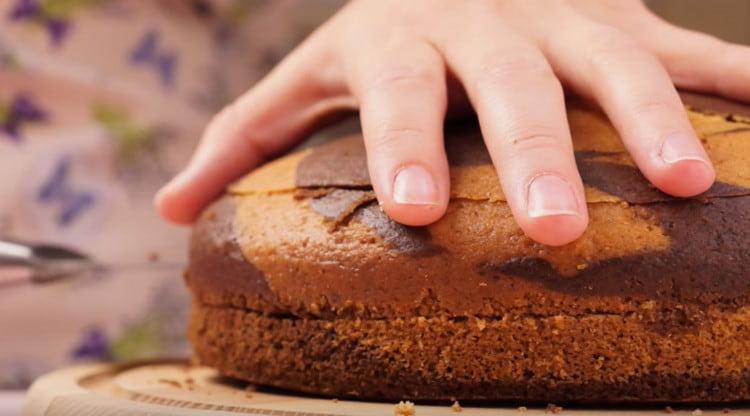 قطع القبعة من الكعكة ، إذا تم تشكيلها أثناء الخبز.