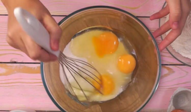 Eier mit Zucker mischen.