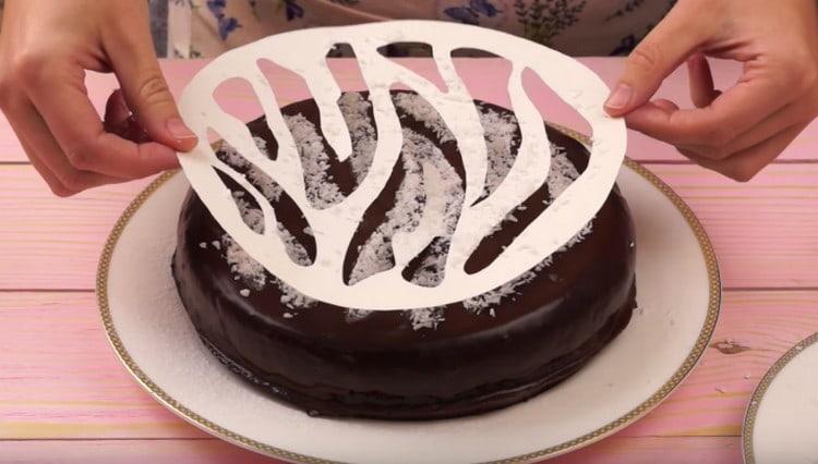 Μπορείτε να διακοσμήσετε το κέικ με ένα stencil και καρύδα.