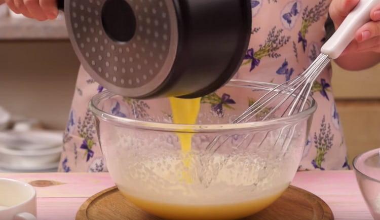 Zadejte rozpuštěné máslo do vaječné hmoty.