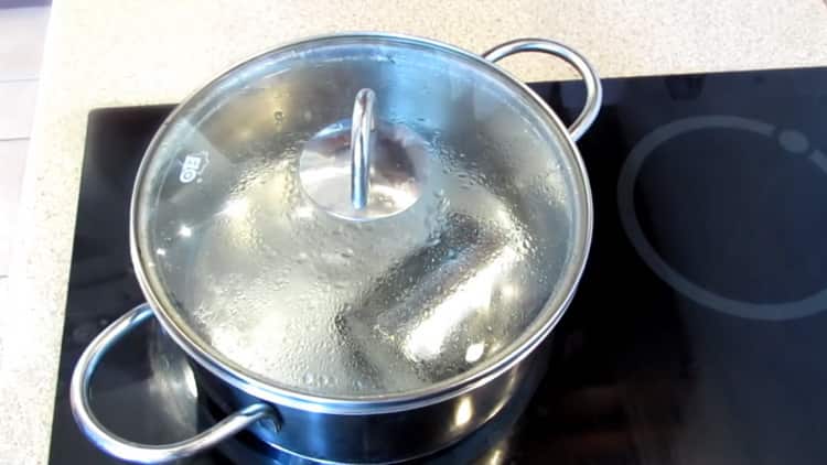 Um einen Kuchen, einen Ameisenhaufen nach dem klassischen Rezept, zuzubereiten, kochen Sie Kondensmilch