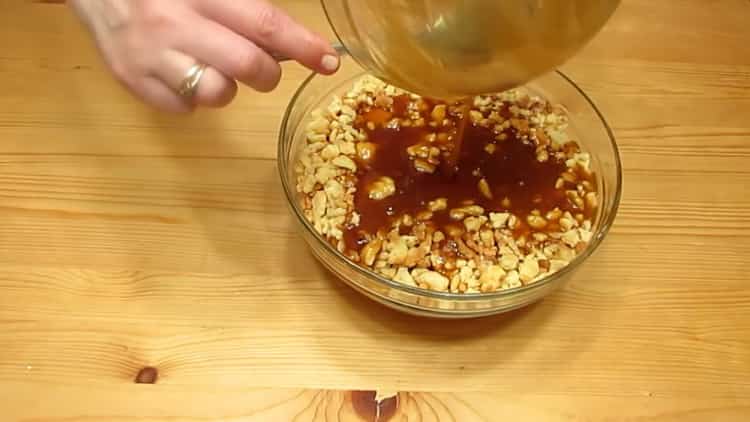 За да направите торта от мравуняк по класическата рецепта, смесете съставките