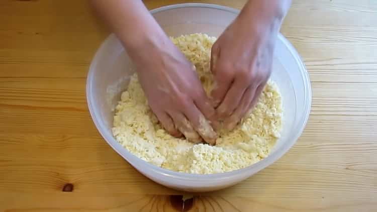 A hangyaborsó torta elkészítéséhez a klasszikus recept szerint el kell főzni a tésztát