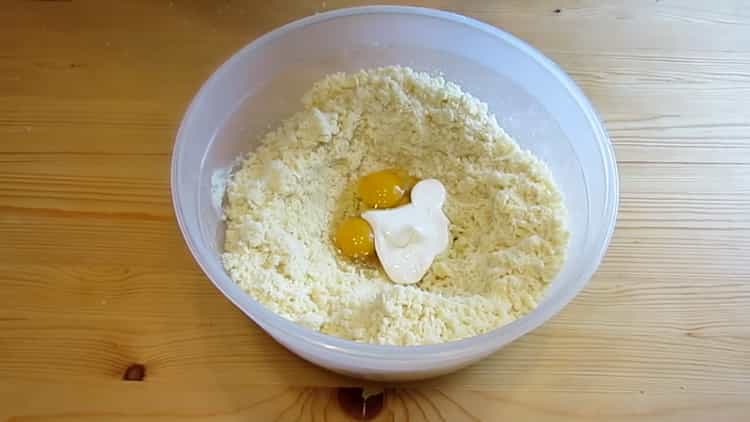 За да направите торта от мравуняк по класическата рецепта, добавете заквасена сметана в тестото