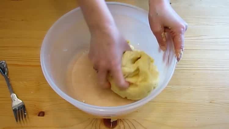 За да направите торта от мравки, според класическата рецепта, омесете тестото