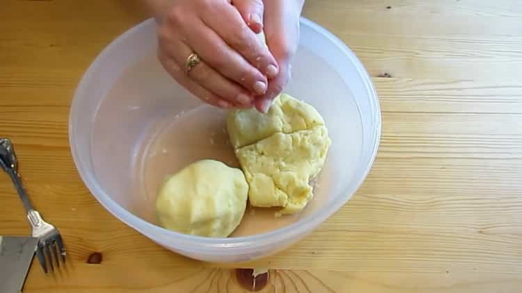 A klasszikus recept szerint hangyacskós sütemény készítéséhez ossza meg a tésztát adagokra