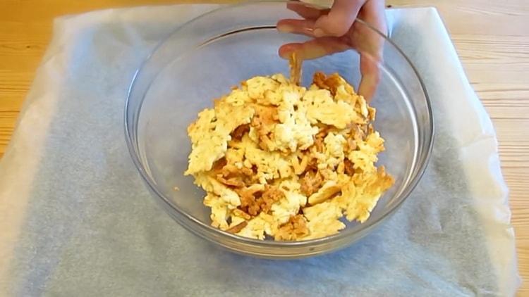 A hangyaborsó torta elkészítéséhez a klasszikus recept szerint hagyja lehűlni a tésztát