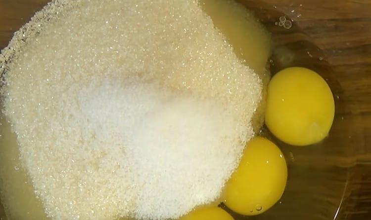 A krém elkészítéséhez tojást, cukrot és vaníliacukrot veszünk.
