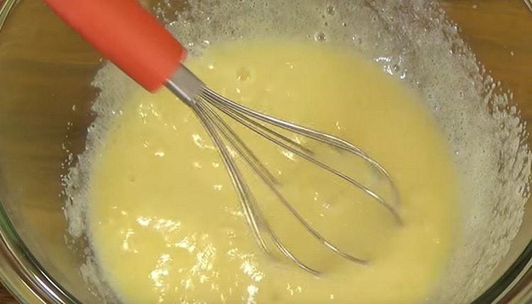 Mescolare la massa di uova con una frusta.