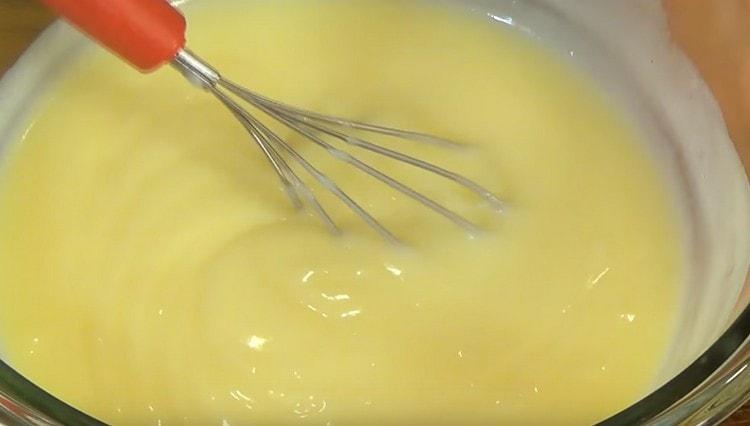 В готовия крем добавете маслото и разбъркайте.