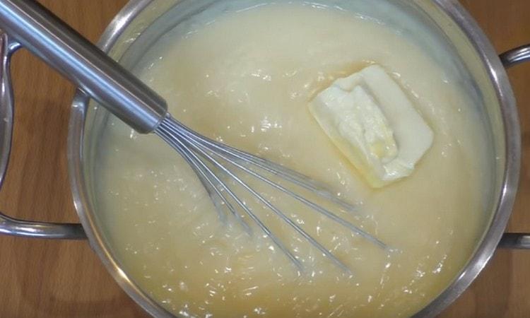 přidejte máslo přímo do horké smetany.