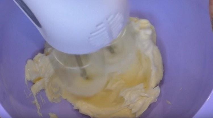 Per preparare la crema, sbatti il ​​burro fino al bianco.