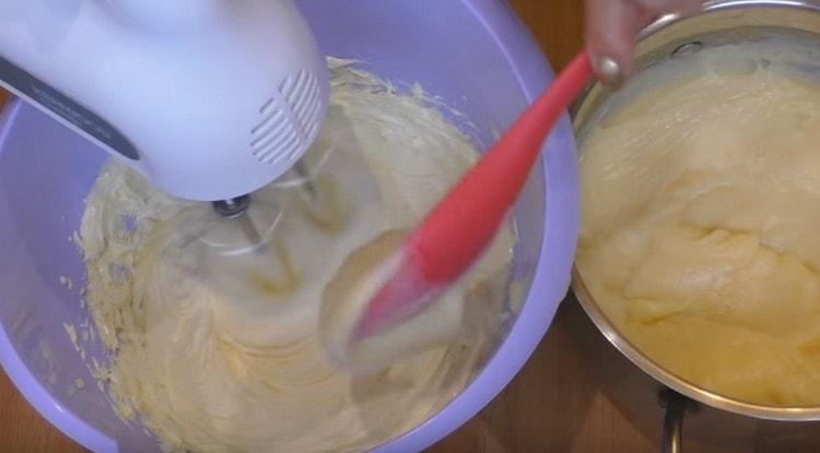 In porzioni introduciamo la base di crema pasticcera nell'olio.
