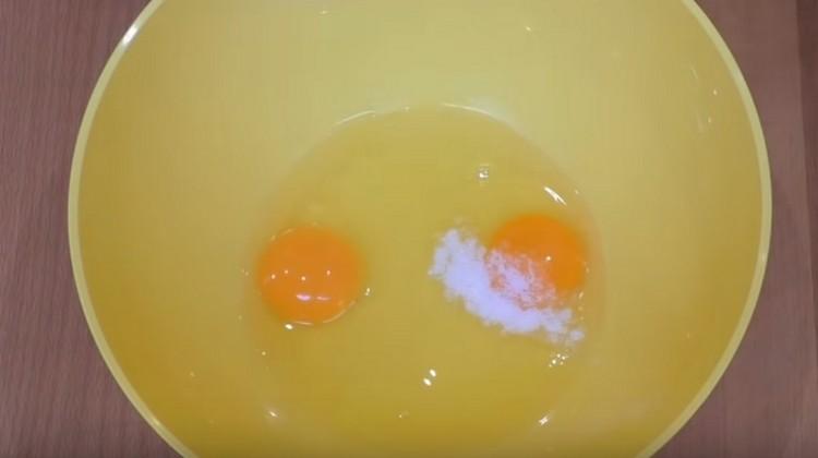 Strofina le uova con un pizzico di sale.
