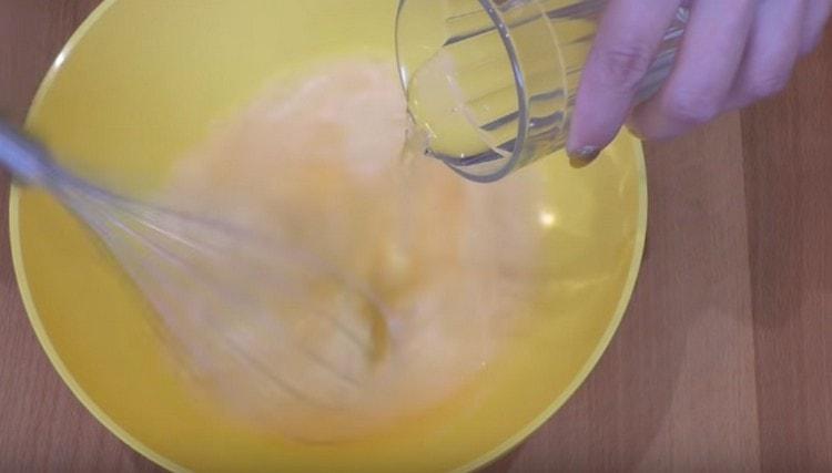 Налейте вода в яйчената маса с водка и оцет.