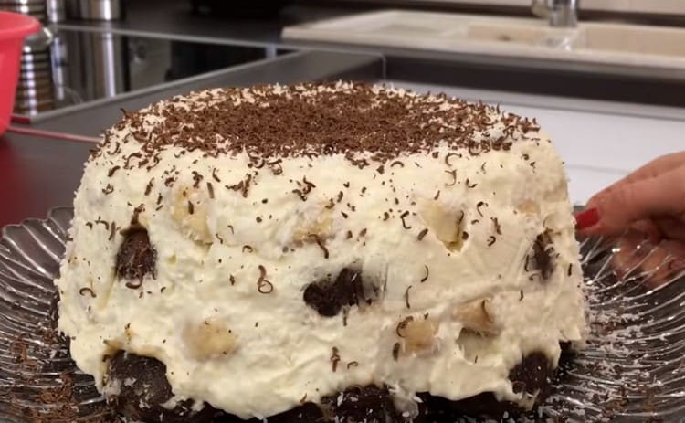 Egy ilyen mézeskalács sütemény sütés nélkül kókuszdióval és reszelt csokoládéval díszíthető.