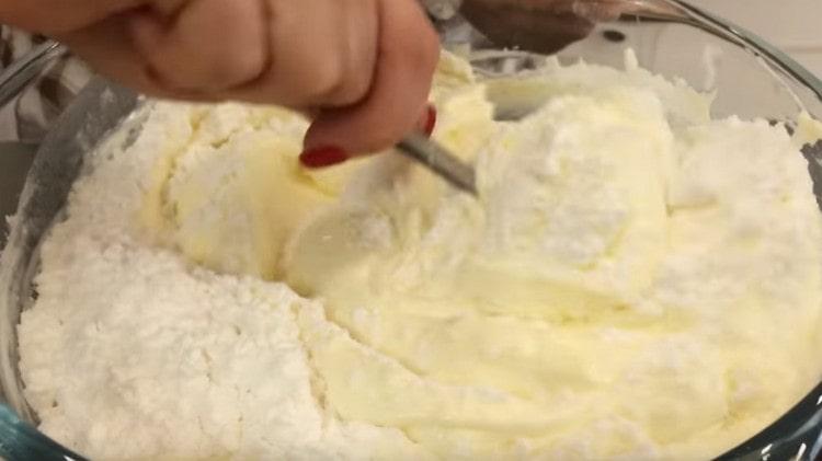 Per preparare la crema, basta mescolare la panna acida con lo zucchero a velo.