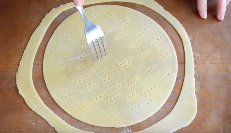 Всяко руло тесто се разточва на тънко, изрязва се тортата и се набожда с вилица.