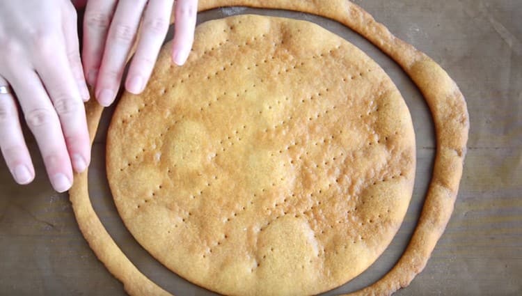 اخبز الكعك حتى يصبح لونه بنيا ذهبيا.
