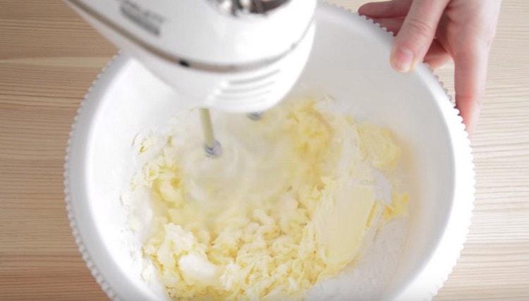Butter mit Puderzucker verquirlen.