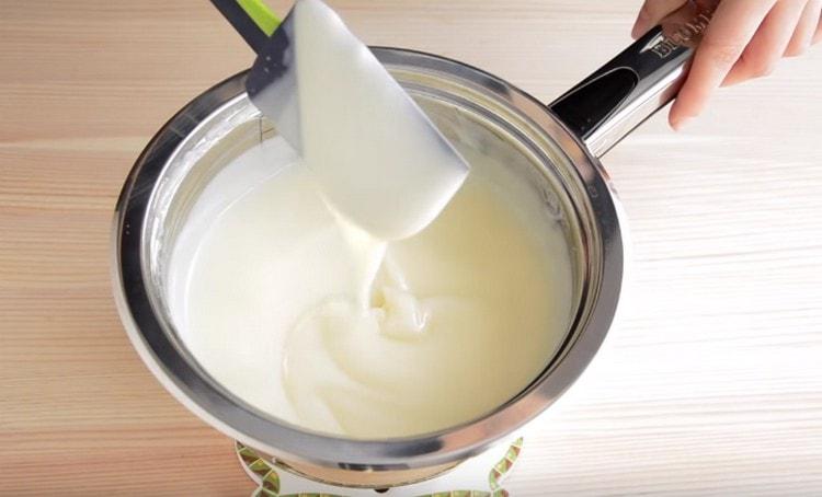 Facciamo bollire la crema per la crema fino a quando non si addensa.