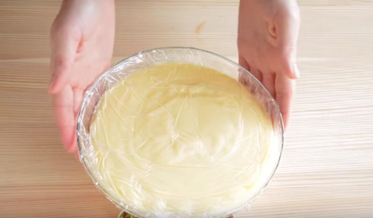 Coprire la crema pasticcera con pellicola trasparente e lasciare raffreddare.