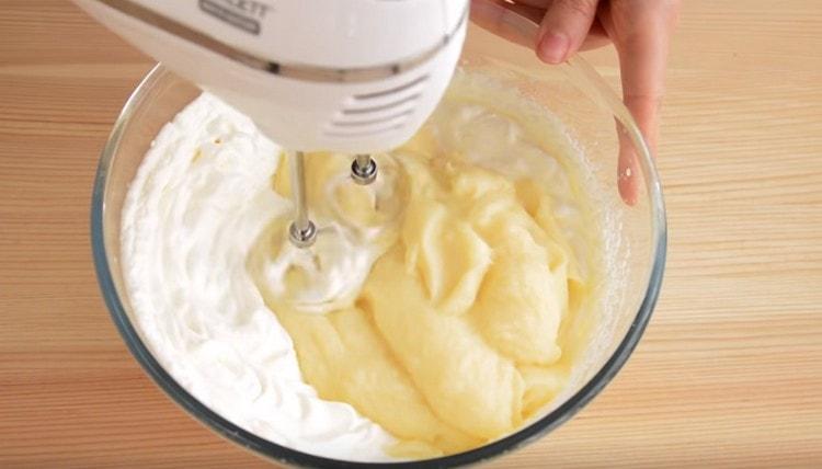 Fügen Sie die Vanillepuddingbasis der Creme hinzu und wischen Sie wieder.