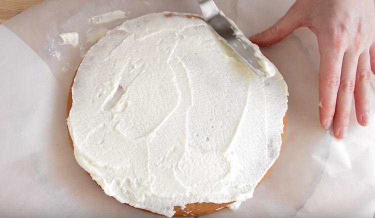 Сгънете тортите една върху друга, разпределяйки равномерно крема.