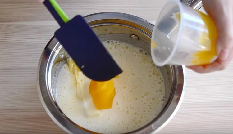 Aggiungi miele e olio alla massa di uova.