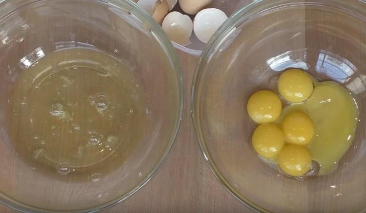 Dividiamo le uova in proteine ​​e tuorli.