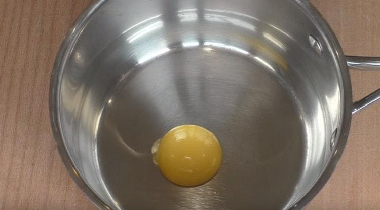 A krém elkészítéséhez vegyen be egy sárgáját.