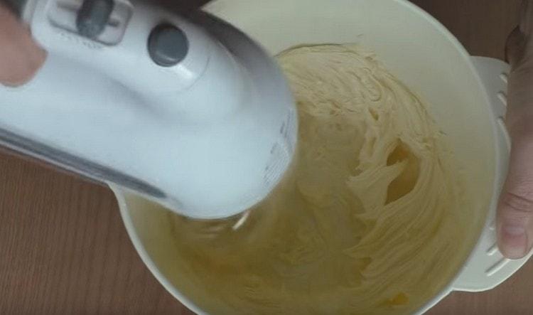 Butter separat verquirlen.