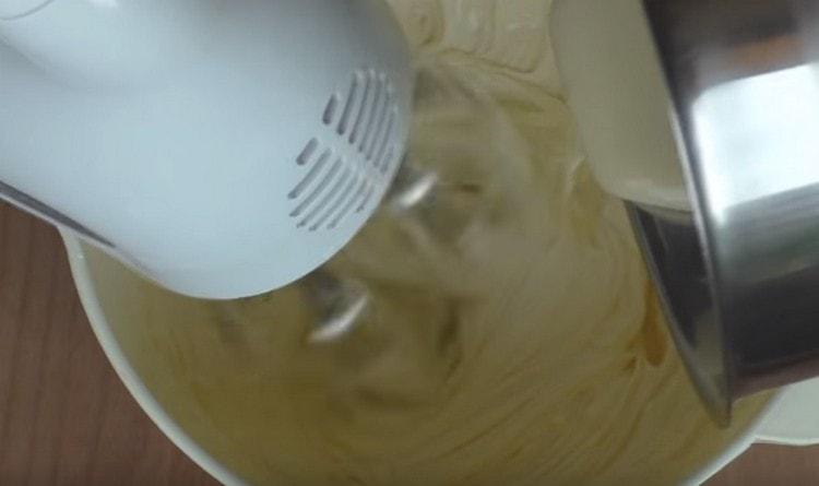 Nach und nach die Puddingportion der Creme in das Öl geben.