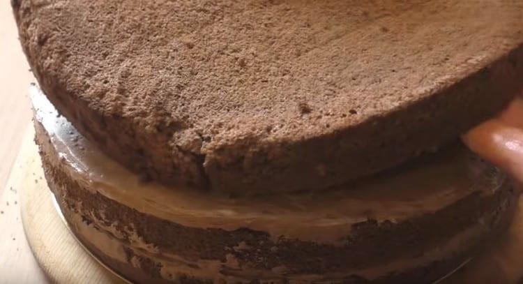 Namažte druhý koláč zbývajícím krémem a přikryjte jej zbývajícím koláčem.