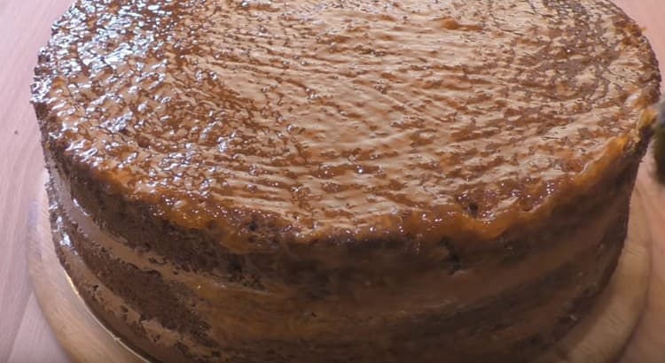 Покрийте цялата торта отгоре и отстрани със сладко от кайсии.