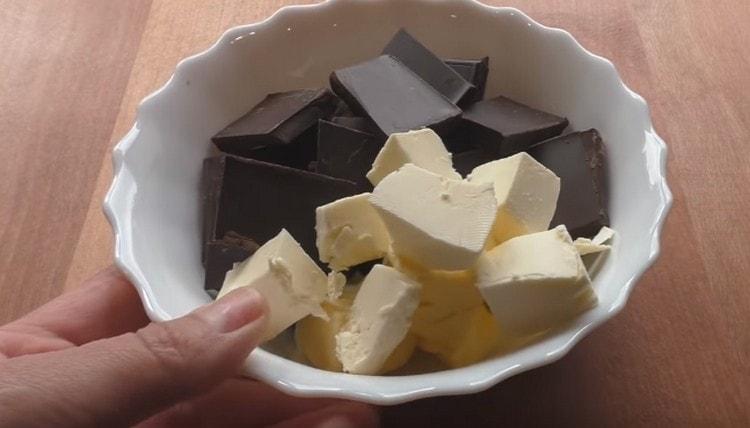 Σε ένα φούρνο μικροκυμάτων ή σε ένα λουτρό νερού, λειώνετε το βούτυρο με σοκολάτα.