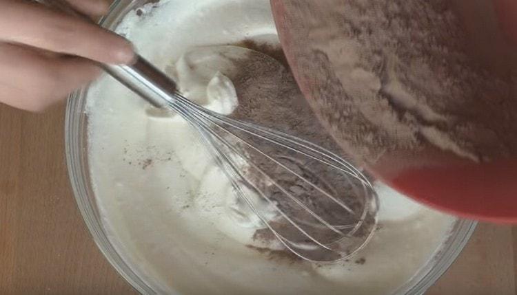 Сложете сместа от брашно и какао в тестото.