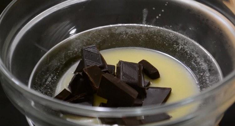 За да приготвите глазурата, разтопете маслото и сложете шоколада в него.