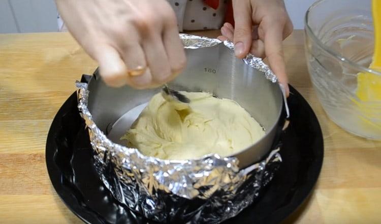 Szétterítjük a tésztát egy sütőedénybe.