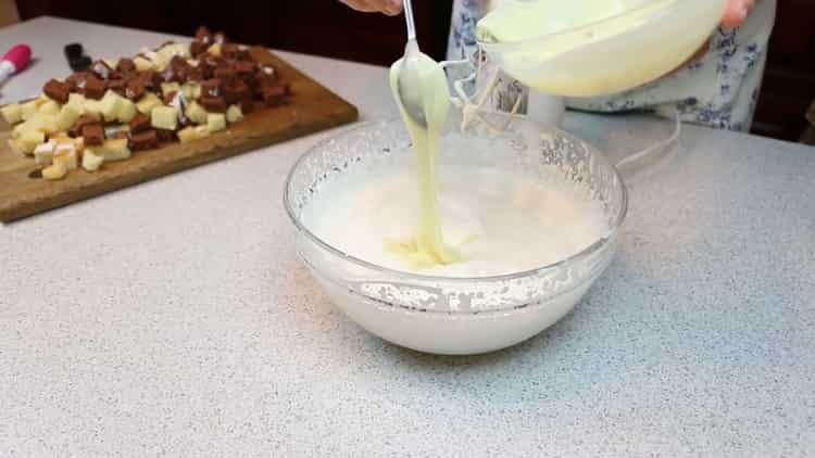 Um einen Kuchen zu machen, mischen die Schmiede nach einem Schritt-für-Schritt-Rezept mit einem Foto die Zutaten für die Sahne