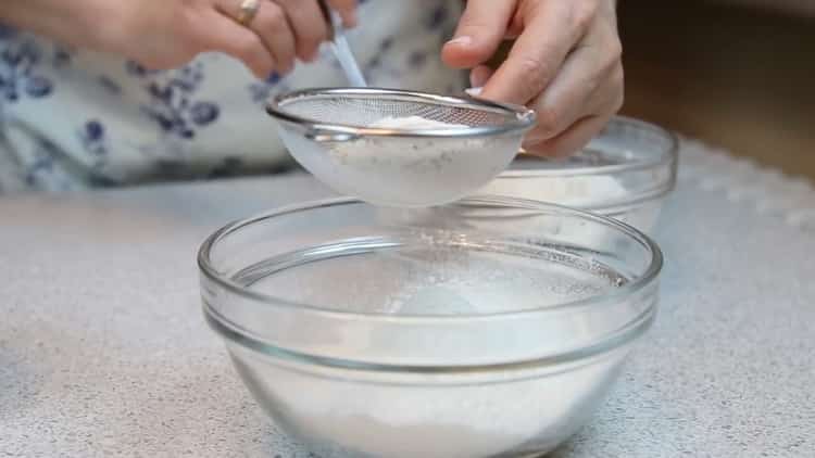 Um einen Kuchen zuzubereiten, bereitet der Schmied nach einem Schritt-für-Schritt-Rezept mit Foto die Zutaten vor