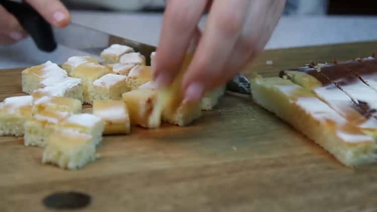 Torta elkészítéséhez a fotós lépésről lépésre történő receptje szerint a croaker egy kockába vágja a süteményeket