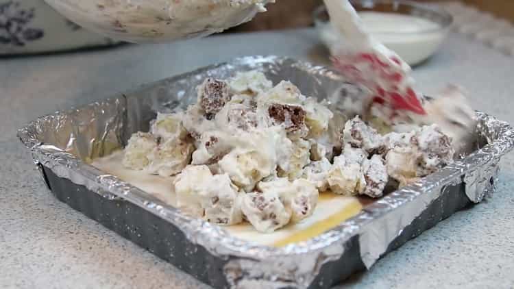 Torta készítéséhez a Smithman egy lépésről lépésre egy fényképpel készített recept szerint, keverje össze a süteményeket tejszínnel